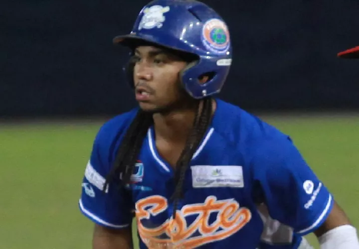 Jorge Fletes batea para .667 (4 en 6) y acumula tres carreras empujadas en los tres juegos de Panamá Este. Foto: Anayansi Gamez