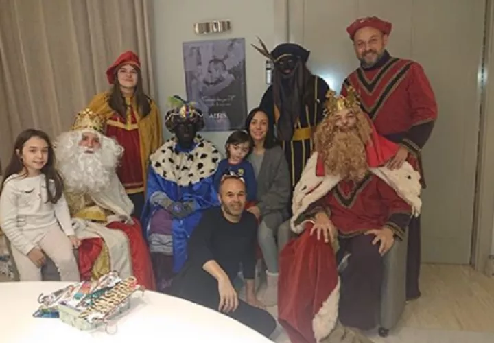 Esta es la fotografía familiar de Iniesta que ha desencadenado una oleada de críticas de las que se ha tenido que defender. Foto:AP 