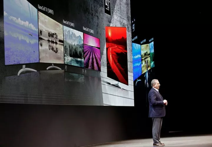 El responsable de productos de entretenimiento del hogar de la multinacional surcoreana LG para Estados Unidos, Tim Alessi, pronuncia un discurso durante la feria de electrónica de consumo CES 2019 celebrada en Las Vegas, Nevada. EFE 
