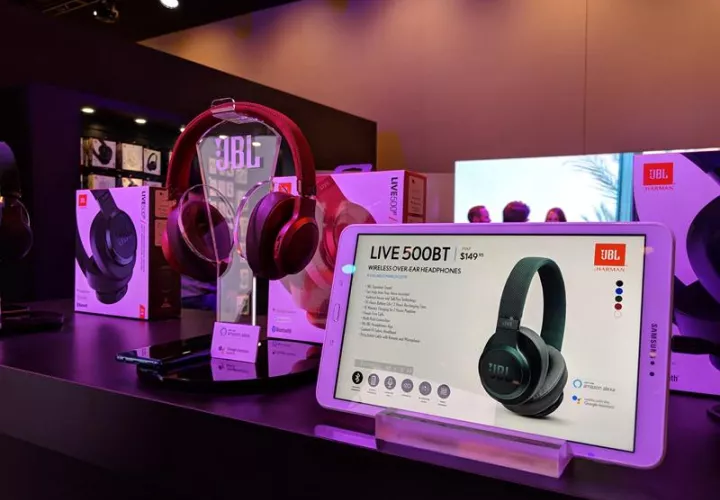 El auricular LIVE 500BT de Harman expuesto hoy, martes 8 de enero de 2019, en la feria de electrónica de consumo CES de Las Vegas (Nevada, EE.UU.). EFE