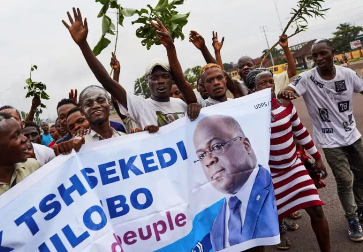 Simpatizantes del líder de la opositora Unión por la Democracia y el Progreso Social, Felix Tshisekedi, celebran su victoria en los históricos comicios generales celebrados el pasado domingo, en Limete, Kinshasha, República Democrática del Congo. EFE