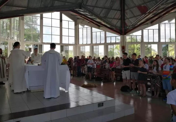 Los peregrinos polacos participaron de la eucaristía en la capilla Virgen de la Medalla Milagrosa. Foto/Eric Montenegro