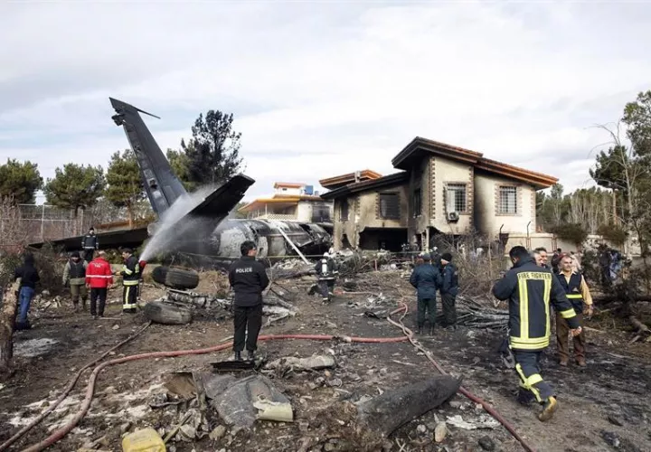 Miembros de los servicios de emergencia desplegados en el lugar tras estrellarse un avión de carga Boeing 707, cerca de la ciudad de Karag, al oeste de Teherán (Irán). EFE