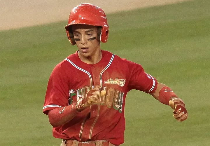 Diego Trejos anota la carrera de la victoria para los chiricanos en el arranque del noveno episodio, en una jugada de “squeeze play”. Foto: Anayansi Gamez