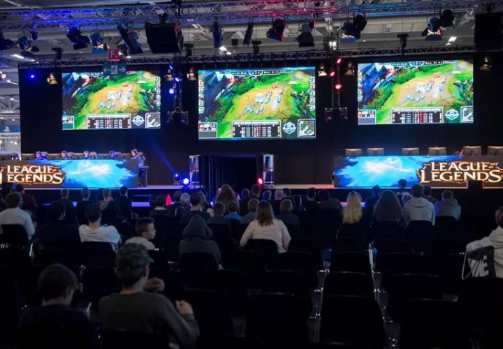 Asistentes observan a un grupo de jóvenes que juegan League of Legends. EFEArchivo