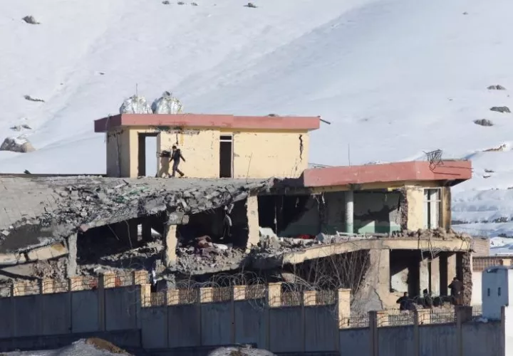 Vista del edificio de la principal agencia de seguridad afgana, el Directorio Nacional de Seguridad, parcialmente destruido, este lunes en Wardak, Afganistán. EFE