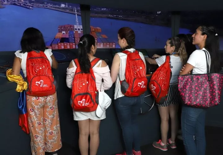 Los jóvenes tuvieron la oportunidad de ver cómo los busques cruzan las esclusas y de conocer la historia de la vía interoceánica. 