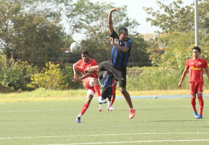 El defensor Fidel Escobar ensaya un remate. Foto:Anayansi Gamez