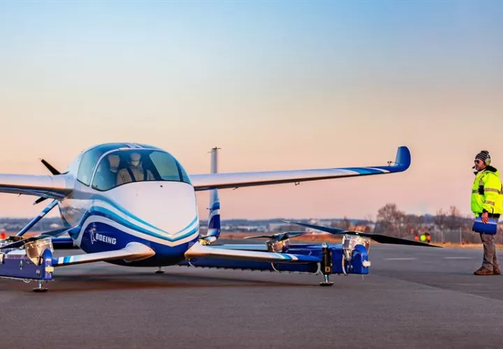 Fotografía cedida por Boeing donde se aprecia su primer vehículo aéreo autónomo de pasajeros, un aparato eléctrico de despegue y aterrizaje vertical, que completó su primer vuelo de prueba según anunció este miércoles el gigante aeronáutico. EFE/Boeing