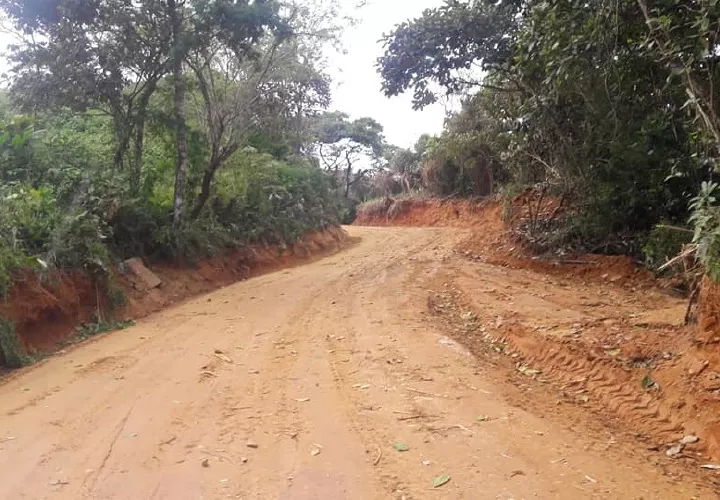 Vista de las mejoras que se hicieron a la carretera, pero los dueños de fincas cobran por pasar por sus propiedades. Diómedes Sánchez