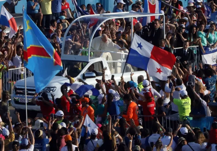 Vista general de los miles de asistentes a la misa de cierre de la Jornada Mundial de la Juventud (JMJ), oficiada por el papa Francisco este domingo, en Ciudad de Panamá (Panamá). EFE