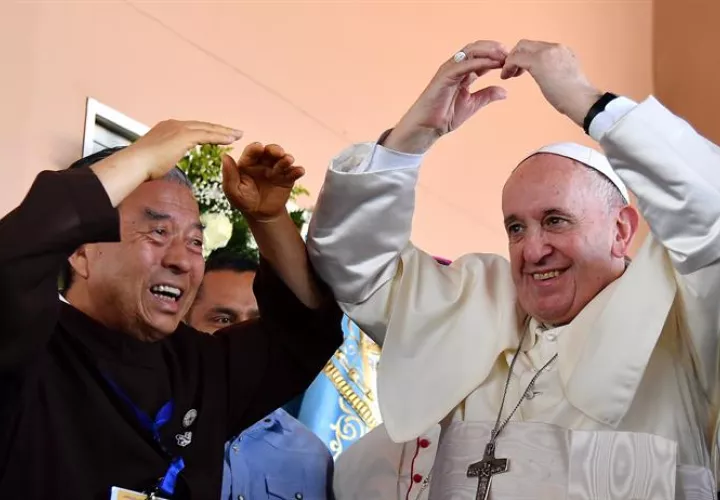 El Papa Francisco, junto con John Oh Woong-Jin (i), fundador de la Congregación de los Hermanos y Hermanas Kkottongnae de Jesús-Filipinas, durante su visita a la Casa Hogar &#039;El Buen Samaritano&#039; en Ciudad de Panamá. EFE