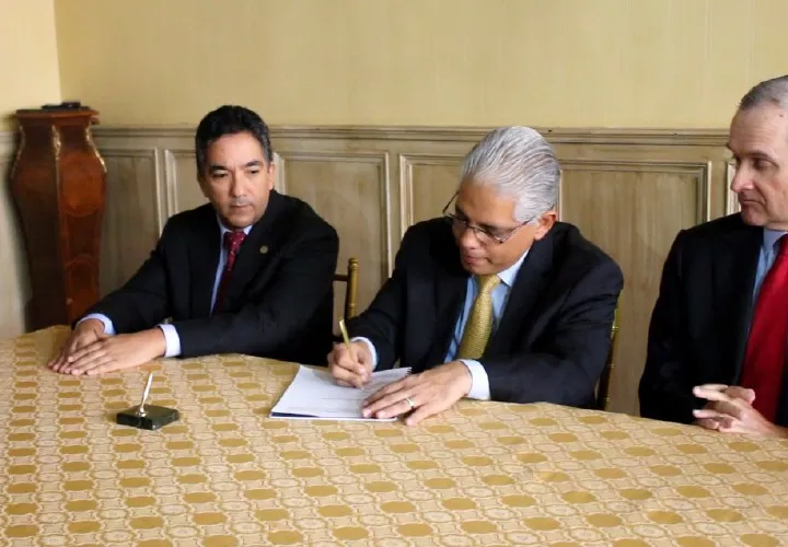 Henry Pozo, presidente del Comité Organizador de los JCC 2022; José Isabel Blandón, alcalde capitalino, y el exministro de la Presidencia Álvaro Alemán, durante la firma del contrato. Foto: Archivo