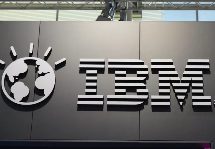 Una fotografía de archivo de un logotipo del grupo informático estadounidense IBM en Hannover (Alemania). EFE/Archivo