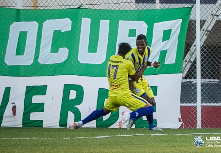 Sergio Moreno (der.) celebra su anotación. 