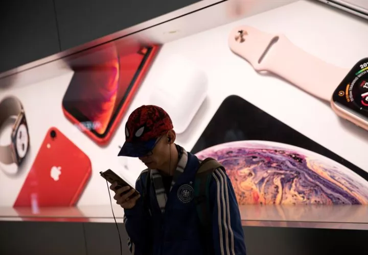 En todo el mundo, se calcula que existen más de 5.000 millones de teléfonos móviles, de los que más de la mitad son inteligentes, sobre una población total de 7.700 millones de personas. EFE/Archivo