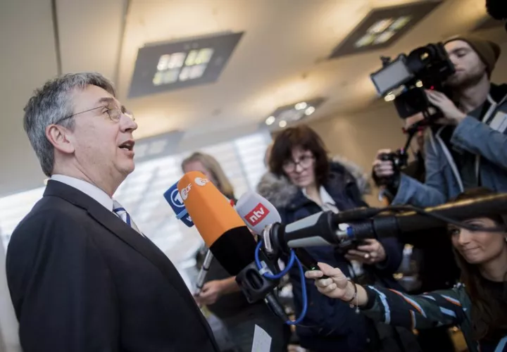 El presidente de la autoridad antimonopolio alemana 'Bundeskartellamt', Andreas Mundt, habla con los medios en una conferencia de prensa sobre Facebook. AP