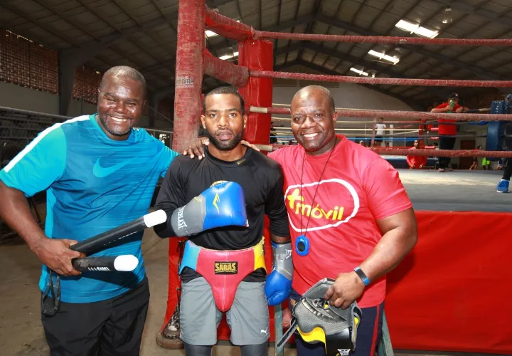 Jezreel “El Invisible” Corrales (c) con sus entrenadores José Murillo (izq.) y José González. Foto: Anayansi Gamez