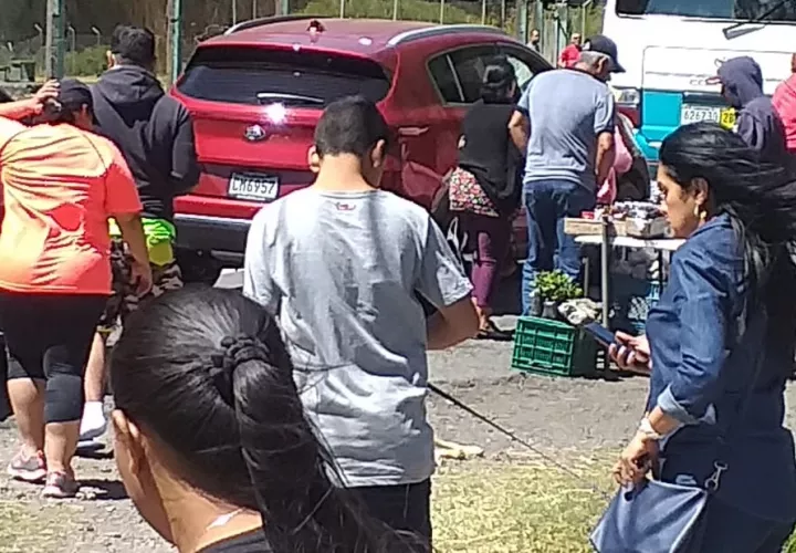 La gente tiene agarrar bien sus gorras y sombreros o se los lleva el viento. Foto: Mayra Madrid