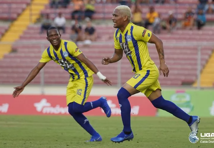 Ronaldo Dinolis, atacante del Universitario (der.), celebra su anotación contra Costa del Este en el Rommel Fernández. Foto:LPF