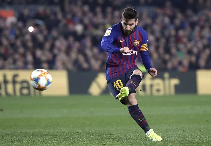 Lionel Messi durante un partido de liga ante el Real Madrid. Foto: AP