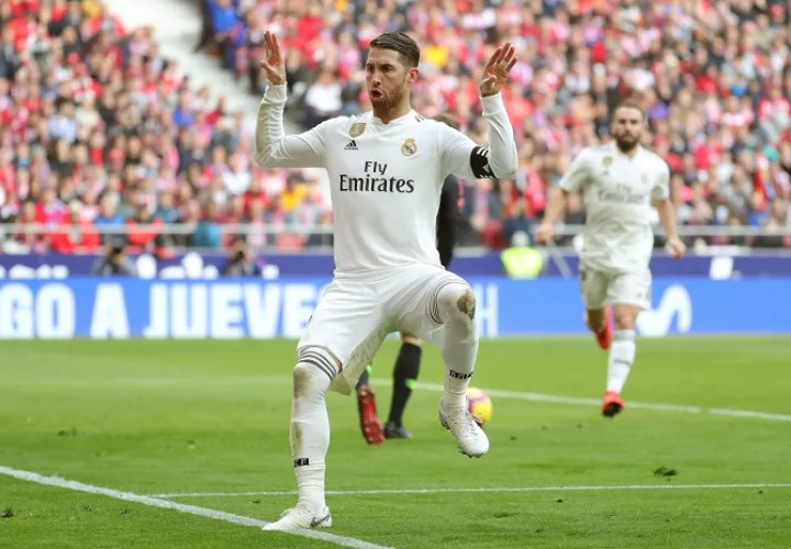 El defensa del Real Madrid Sergio Ramos celebra su gol ante el Atlético de Madrid durante el partido de la vigésimo tercera jornada de Liga que disputan en el estadio Wanda Metropolitano de Madrid. EFE/JuanJo Martín