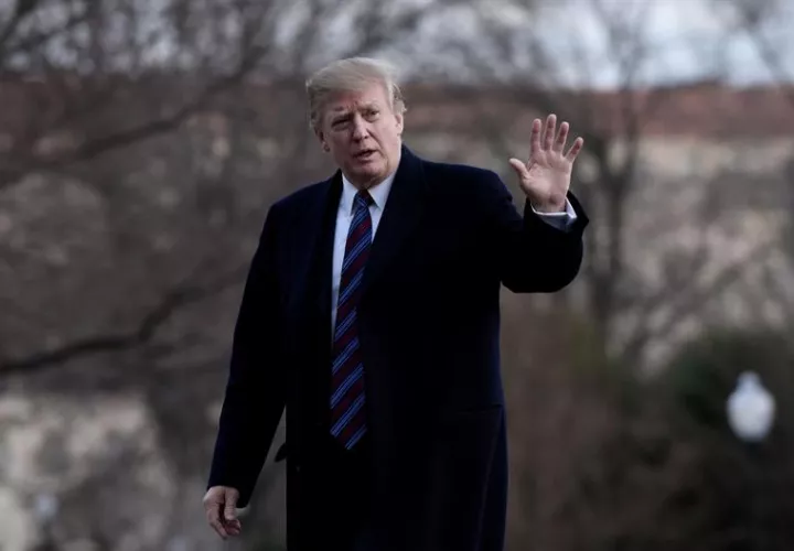 El presidente de EE.UU., Donald Trump, saluda tras abandonar el centro médico militar Walter Reed National, ubicado en Bethesda (Maryland), donde le realizaron pruebas médicas el pasado viernes. EFE