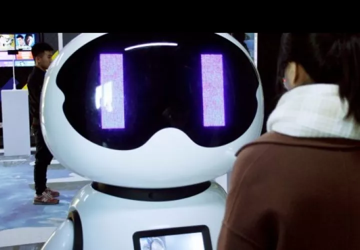 Eurecat ha participado en el desarrollo de un robot basado en inteligencia artificial de aprendizaje automático que brinda asistencia robotizada a personas mayores. EFE//Victor Escribano