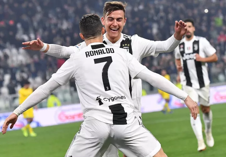 Cristiano Ronaldo celebra junto a Paulo Dybala. Foto: AP