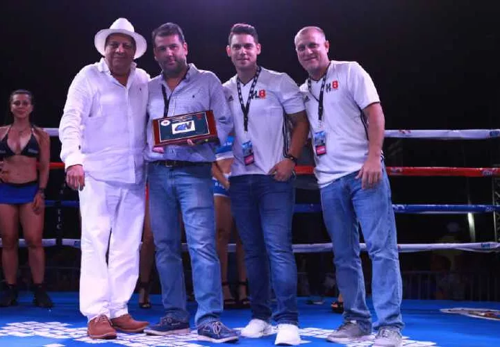 Jaime Salas (Comibox), Diego Victoria (G&V Entertainment), Roberto Mora y Edwin González (High Level Boxing).  Foto: Anayansi Gamez