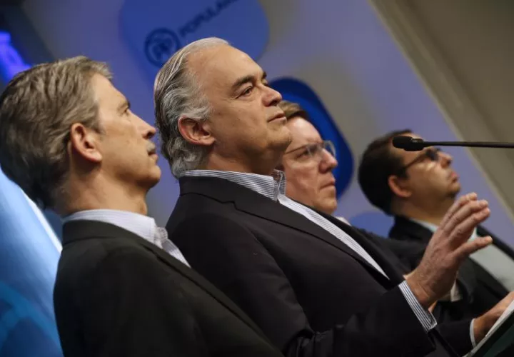 El portavoz de la delegación española del Partido Popular en el Parlamento Europeo (PE), Esteban González Pons (2i), durante la rueda de prensa, para tratar el tema de la expulsión el domingo de un grupo de eurodiputados que viajaron a Venezuela. EFE