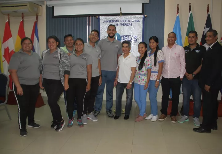 Laffit Pincay Jr. junto a un grupo de estudiantes de Udelas. Foto: Cortesía Udelas