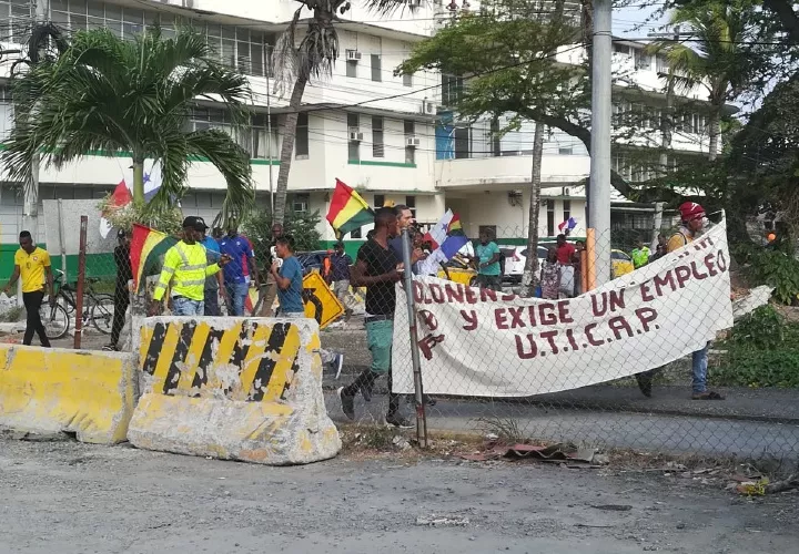 Los manifestantes portaban pancartas y gritaban consignas solicitando a las autoridades empleos para los colonenses.  Diómedes Sánchez 