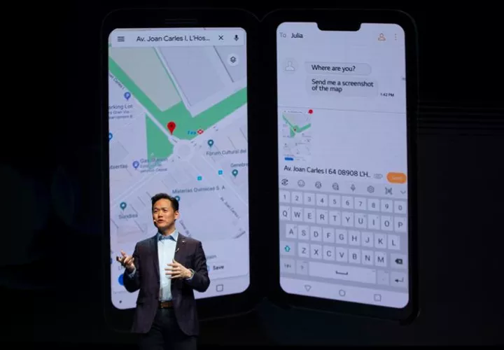 El director de Relaciones Públicas y Márketing de LG Electronics, Frank Lee presenta el nuevo modelo de telefonía móvil LG V50 ThinQ un evento previo al Congreso Mundial de Móviles que empezará mañana en Barcelona. EFE