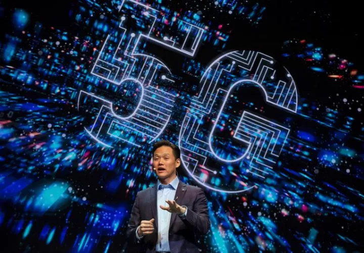 El director de Relaciones Públicas y Márketing de LG Electronics, Frank Lee presenta el nuevo modelo de telefonía móvil LG V50 ThinQ en un evento previo al comienzo del Congreso Mundial de Móviles que empezará mañana en Barcelona. EFE