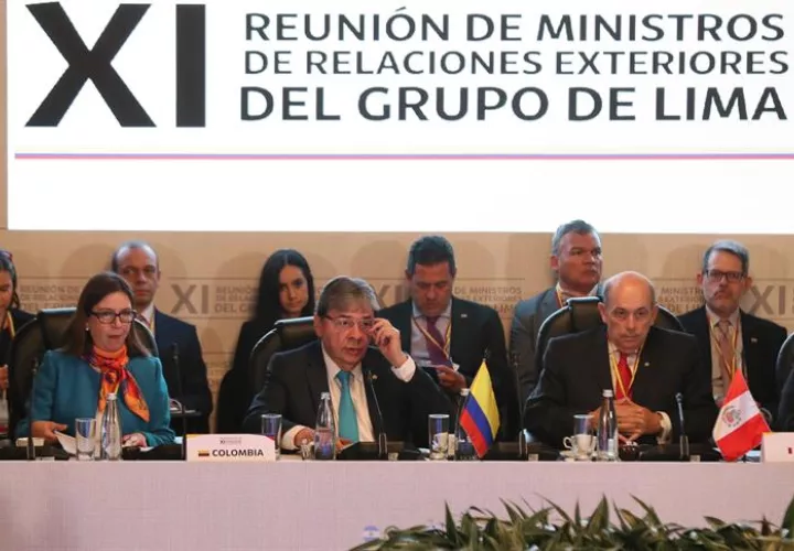 El canciller de Colombia, Carlos Holmes Trujillo (c), junto al viceministro de Relaciones Exteriores de Perú, Hugo de Zela (d), habla durante una reunión del Grupo de Lima para abordar la crisis en Venezuela este lunes. EFE
