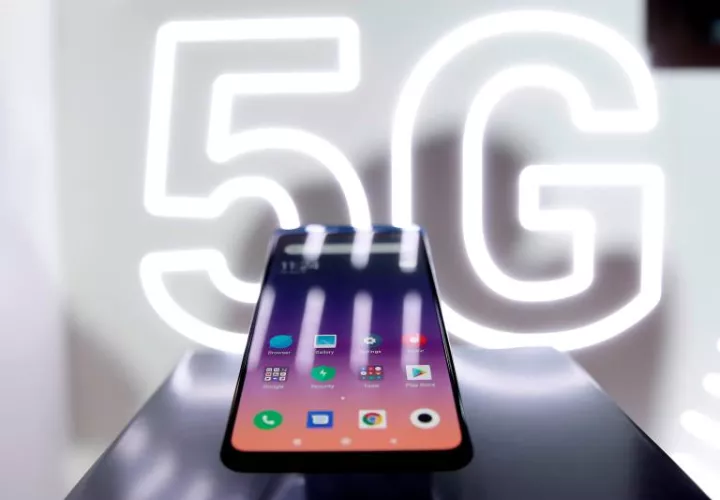 Aspecto del nuevo Xiaomi Mi MIX 3 5G, el primer teléfono móvil con tecnología 5G de la compañía china que ha sido presentado este domingo en un evento previo al comienzo del Congreso Mundial de Móviles que empezará mañana en Barcelona. EFE