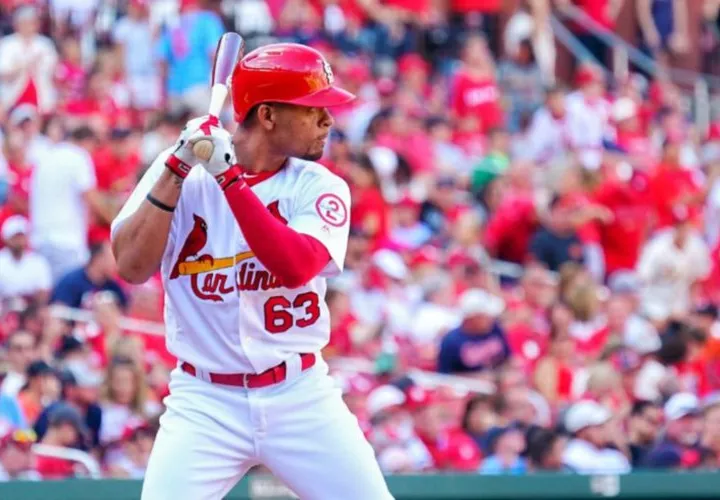 Edmundo Sosa (izq.) conectó un imparable con los Cardenales, mientras que Javier Guerra se fue de 3-0. Fotos: Cortesía