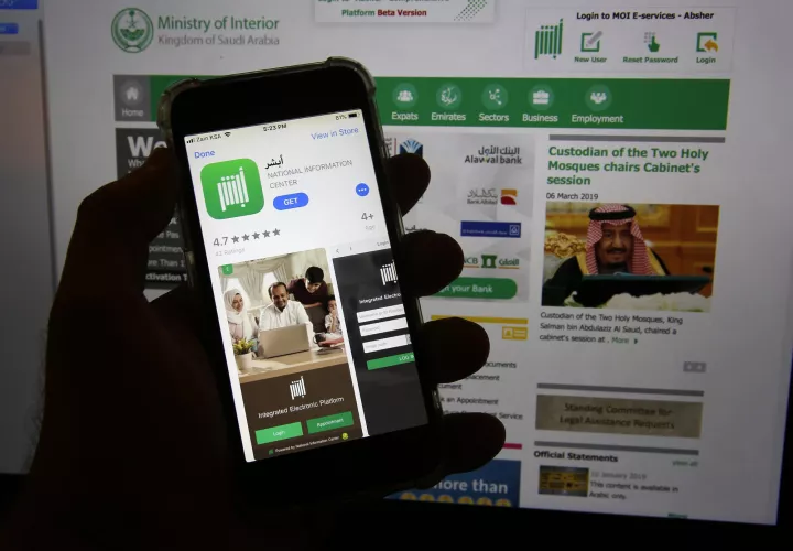 Imagen muestra la app del gobierno saudí Absher en un teléfono en Yeda, Arabia Saudí. AP