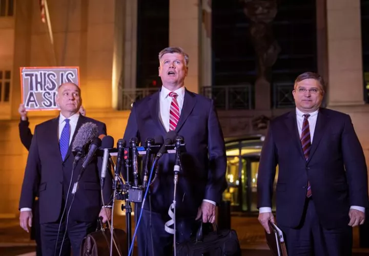 Los abogados defensores de Paul Manafort, Kevin Downing (c), Thomas Zehnle (i) y Richard Westling (d), hablan brevemente con los medios fuera del Tribunal de Distrito de los EE.UU. después de una audiencia de sentenciaen Alexandria. EFE