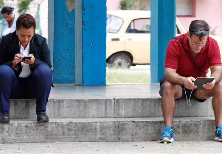 El objetivo principal es evaluar el comportamiento de la red y evacuar parte del tráfico que actualmente se genera por el consumo de datos móviles en la capital cubana a través de la tecnología 3G. EFE