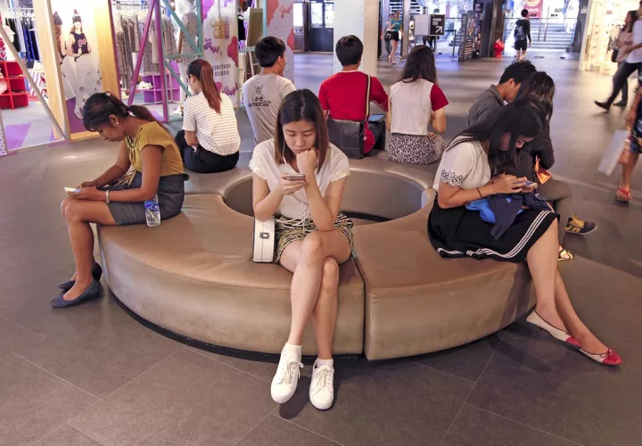 En 2019 habrá 3.275 millones de usuarios de “smartphone”. A finales de 2018 la cifra se estimaba en 3.000 millones.EFE/Rungroj Yongrit