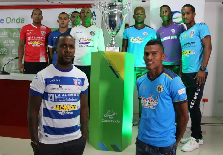 Presentación del trofeo de la Liga Nacional de Ascenso (LNA) en conferencia de prensa. Foto: Fepafut