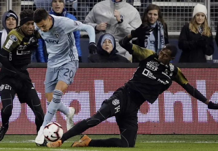  Francisco Vence (21) y Abdiel Ayarza, jugadores del CAI, disputan el balón contra Daniel Salloi del Sporting Kansas City./ AP