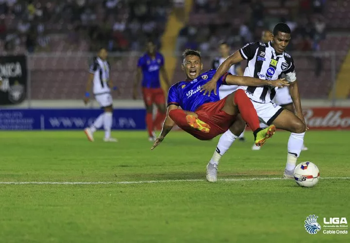 El Clásico estuvo caliente anoche. Foto:LPF