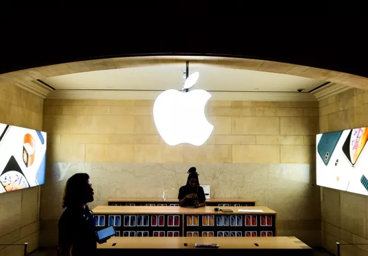 Los nuevos dispositivos de la compañía de la manzana mordida se pueden comprar por internet a partir de este mismo lunes. Foto: EFE