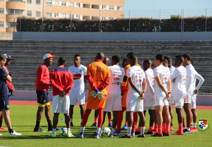 El seleccionador nacional Julio Dely Valdés conversa con los jugadores durante los entrenamientos de ayer. Foto:Fepafut