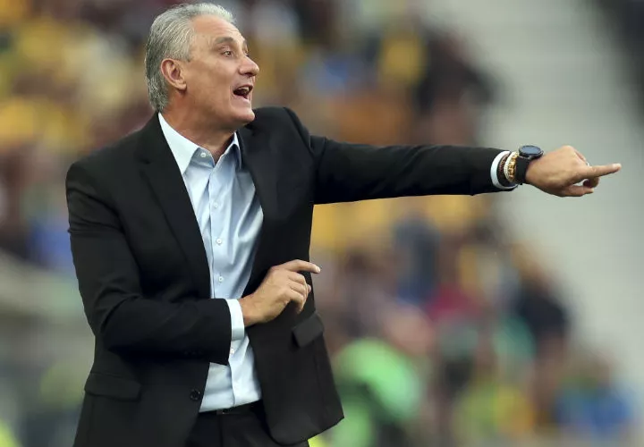 Tite da indicaciones durante el partido entre Brasil y Panamá. Foto: AP