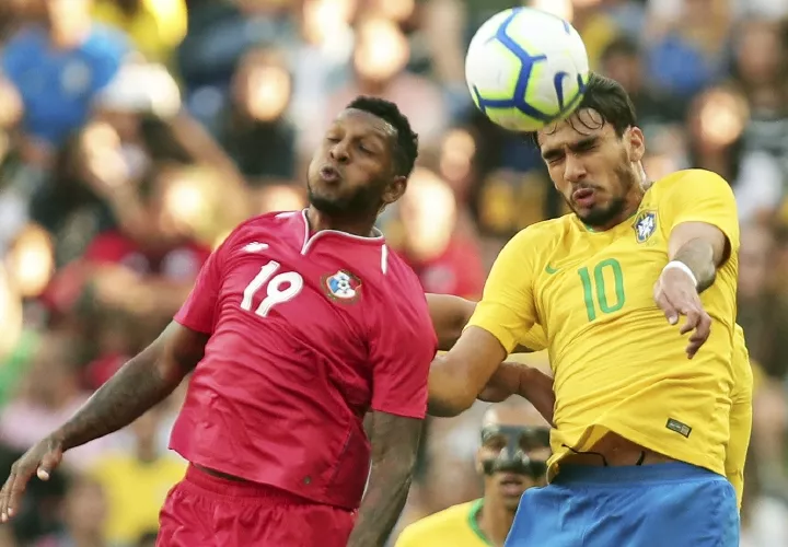 Lucas Paquetá (der.) y Alberto “Negrito” Quintero disputan el balón durante el partido amistoso entre Panamá y Brasil. Foto: AP