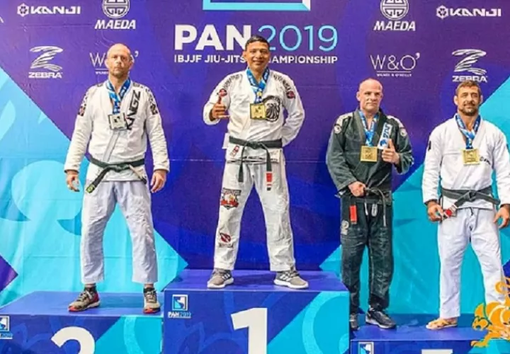 El luchador Leonardo González (centro) celebra en el podio en Los Ángeles. Foto: Cortesía